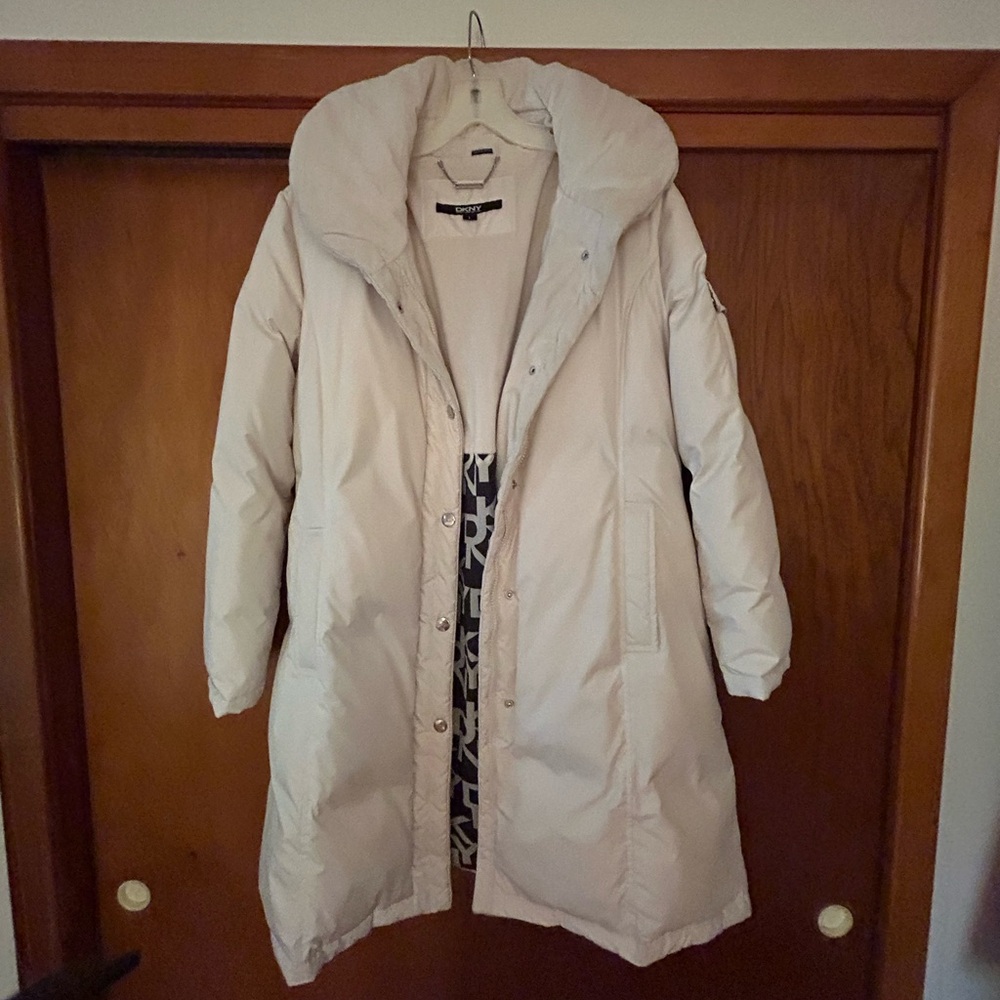 DKNY Women's Light Cream Puffer Coat Size Large Excellent Condition, like new.